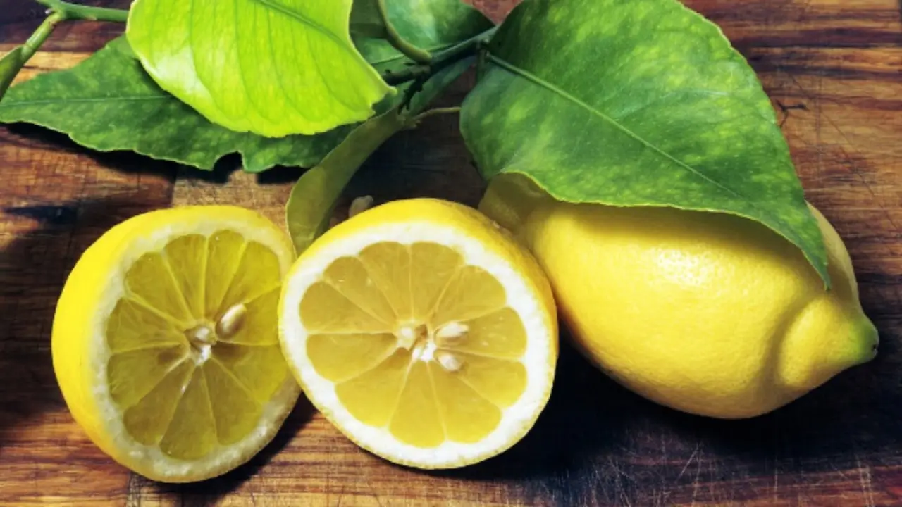 Come profumare il frigorifero con limone e chiodi di garofano Come profumare il frigorifero con limone e chiodi di garofano