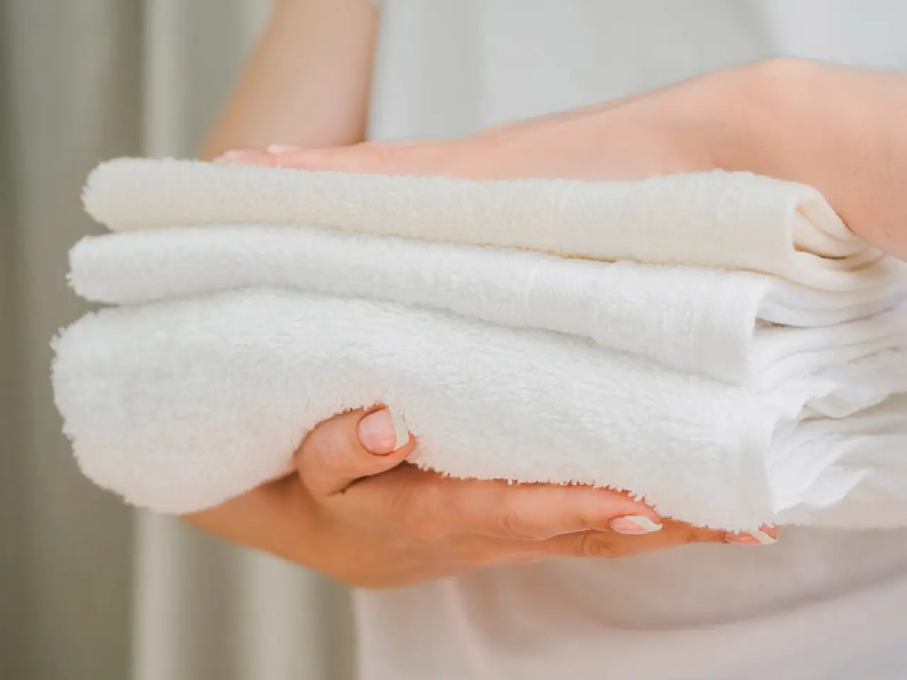Il trucco dell’asciugamano umido per rinfrescare la casa senza condizionatore Il trucco dell’asciugamano umido per rinfrescare la casa senza condizionatore