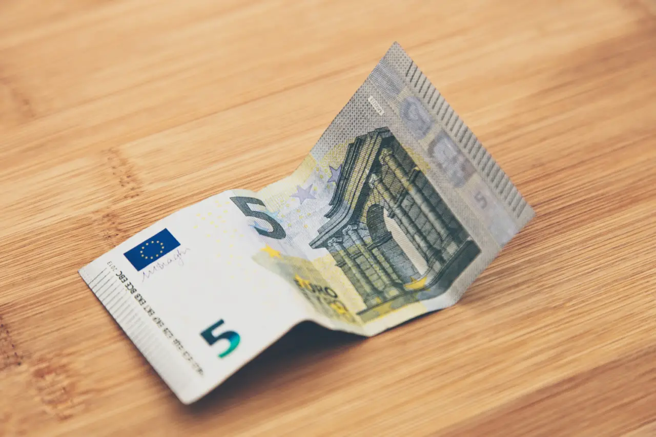 Banconota da 5 euro con errore di stampa: può valere fino a 4.000 euro Banconota da 5 euro con errore di stampa: può valere fino a 4.000 euro