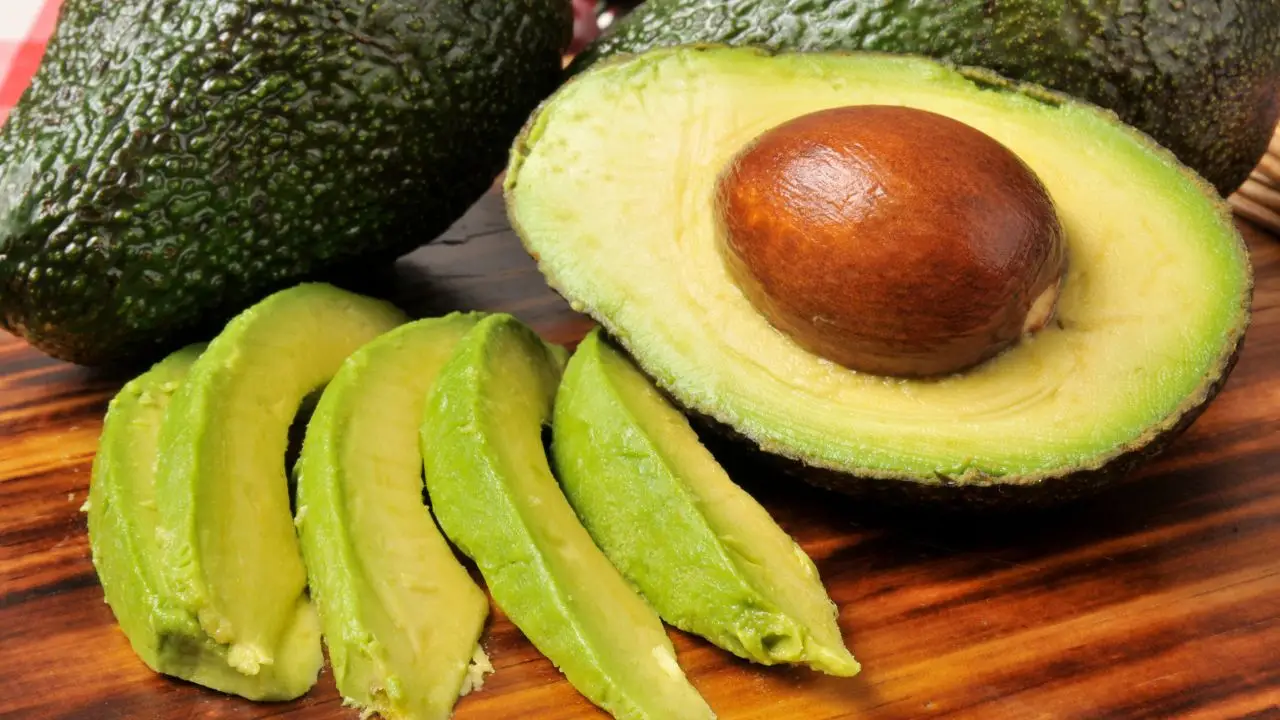 Questa insalata con avocado soddisfa la voglia di sapore senza sensi di colpa Questa insalata con avocado soddisfa la voglia di sapore senza sensi di colpa