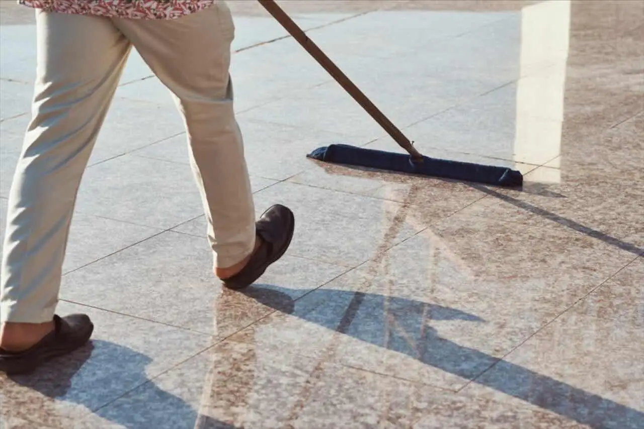 La soluzione lampo per pavimenti puliti senza fatica: bastano due ingredienti La soluzione lampo per pavimenti puliti senza fatica: bastano due ingredienti