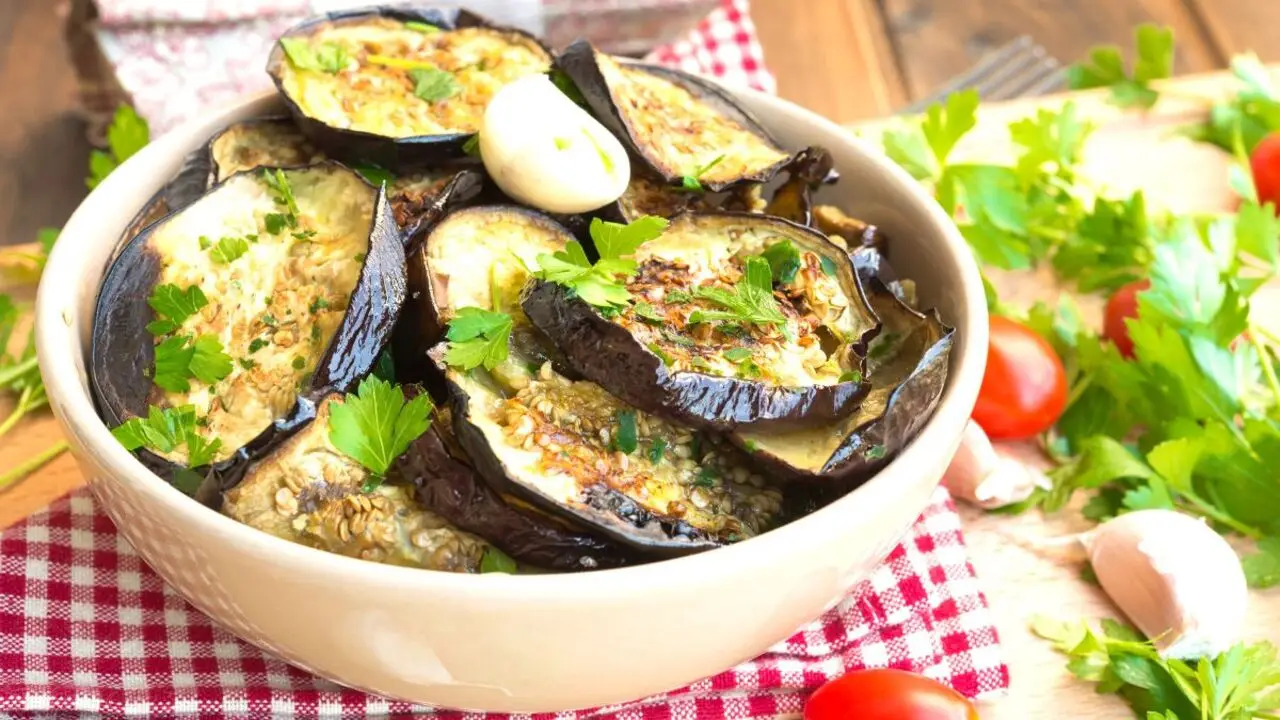 Impara a cucinare chips di verdure croccanti al forno, leggere e senza oli aggiunti Impara a cucinare chips di verdure croccanti al forno, leggere e senza oli aggiunti