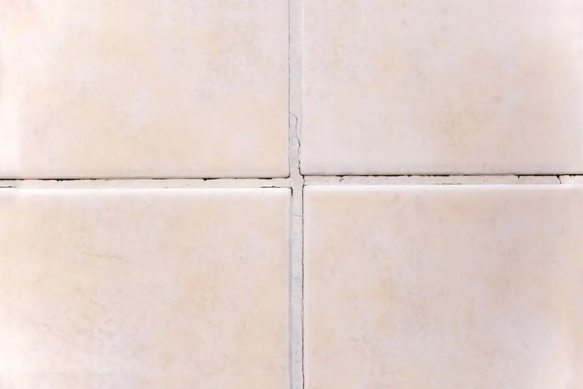 Svelato il metodo facile per pulire le fughe delle piastrelle senza usare candeggina Svelato il metodo facile per pulire le fughe delle piastrelle senza usare candeggina