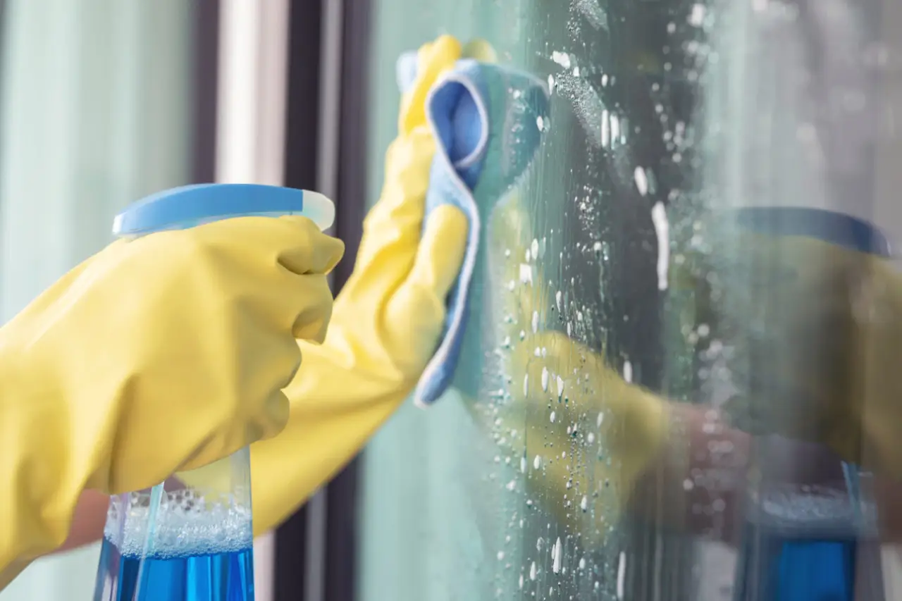Elimina le impronte dai vetri in pochi secondi usando solo acqua tiepida e un trucco semplice Elimina le impronte dai vetri in pochi secondi usando solo acqua tiepida e un trucco semplice
