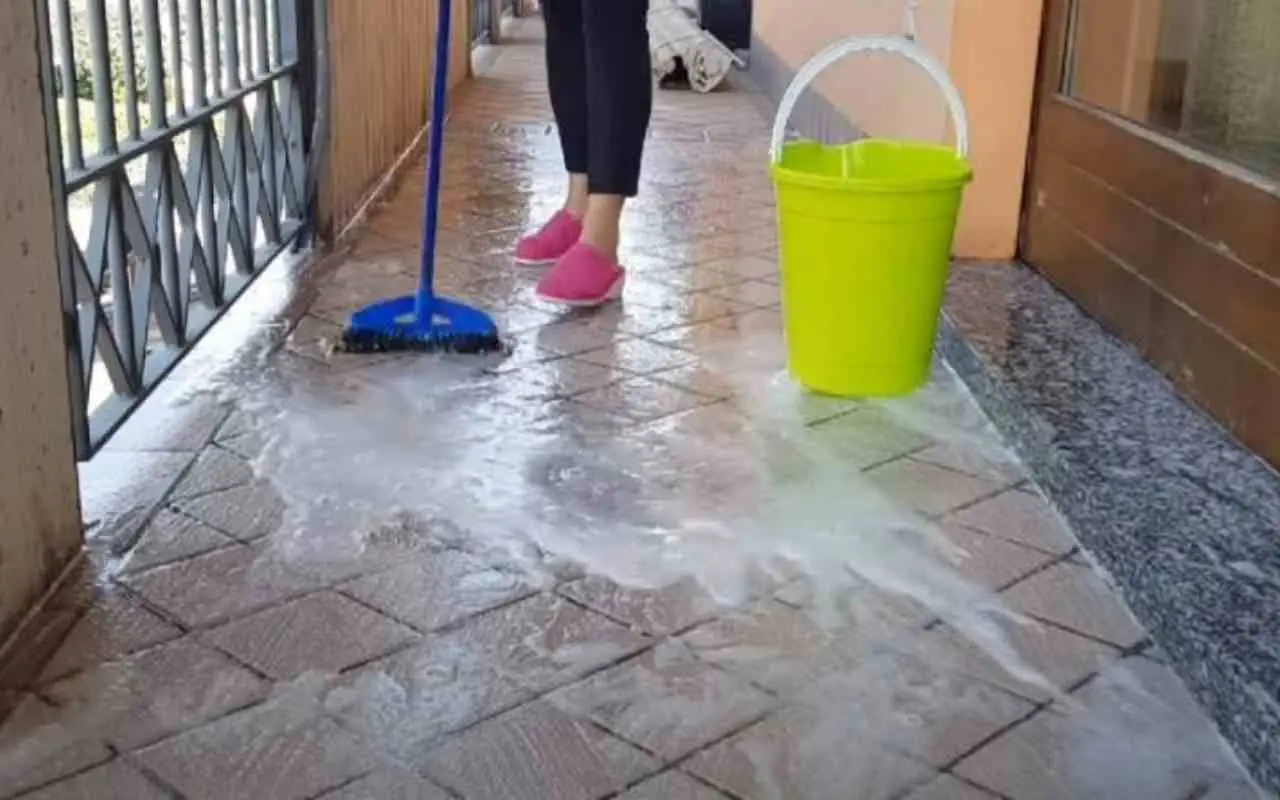 Pulire le fughe del bagno senza fatica: il metodo veloce che funziona subito Pulire le fughe del bagno senza fatica: il metodo veloce che funziona subito