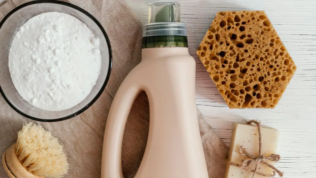Vuoi il bucato sempre profumato? Ecco l’alleato naturale che non rovina i tessuti Vuoi il bucato sempre profumato? Ecco l’alleato naturale che non rovina i tessuti
