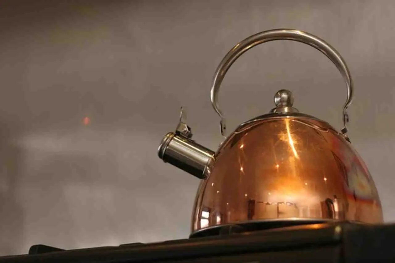 Scopri come eliminare il calcare dal bollitore usando solo aceto e acqua calda Scopri come eliminare il calcare dal bollitore usando solo aceto e acqua calda