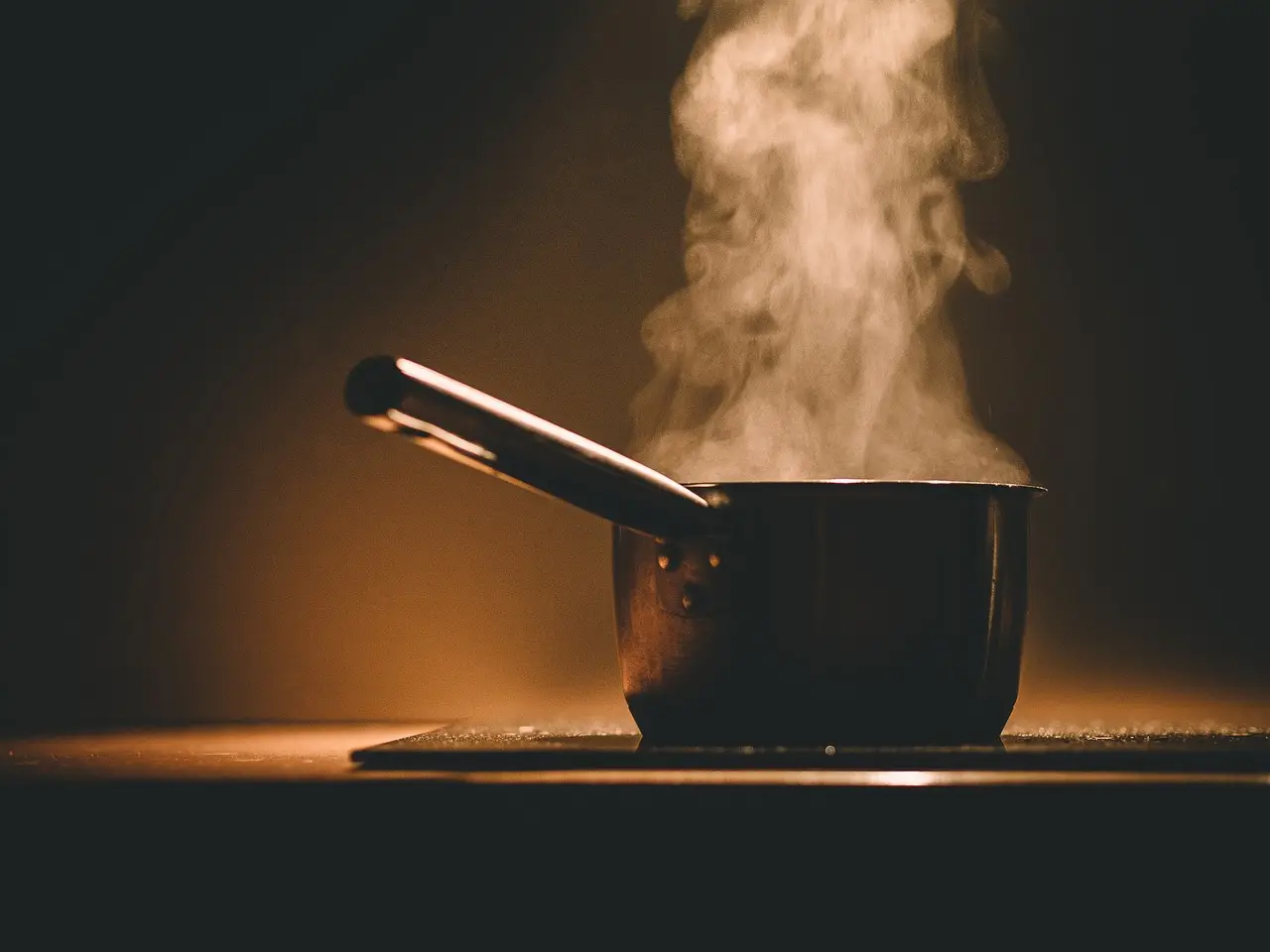Scopri come eliminare il calcare dal bollitore usando solo aceto e acqua calda Scopri come eliminare il calcare dal bollitore usando solo aceto e acqua calda