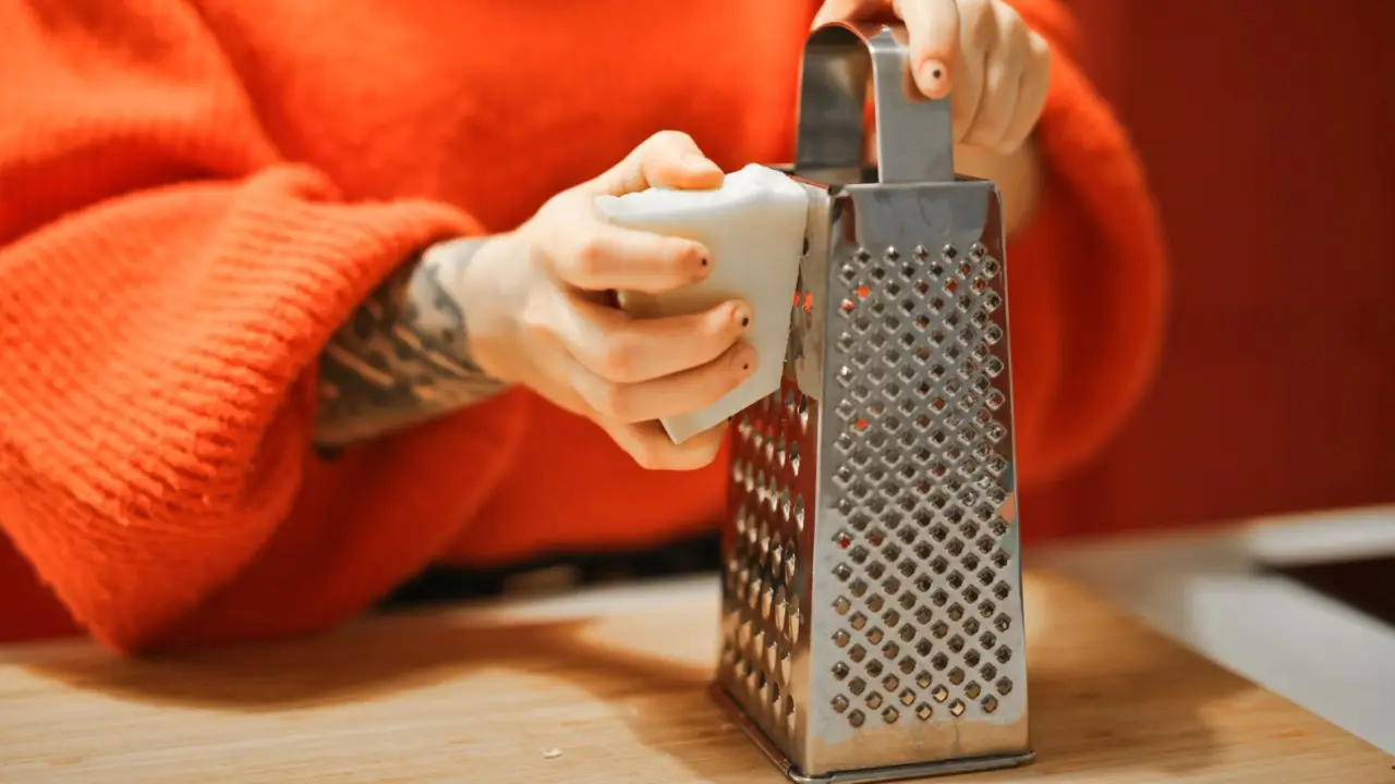 Grattugia pulita e senza residui: l’errore che in molti commettono e come evitarlo subito