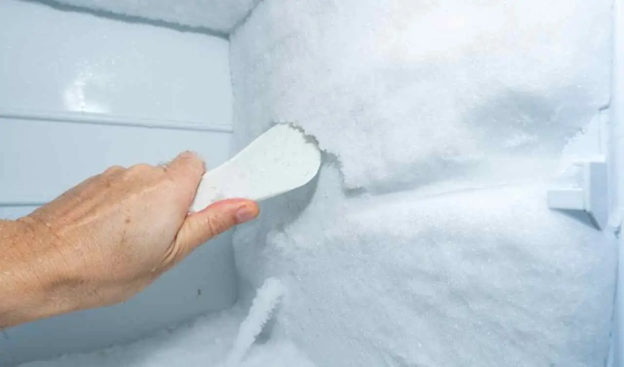Attenzione: il metodo rapido per sbrinare il freezer senza rischiare danni agli alimenti Attenzione: il metodo rapido per sbrinare il freezer senza rischiare danni agli alimenti