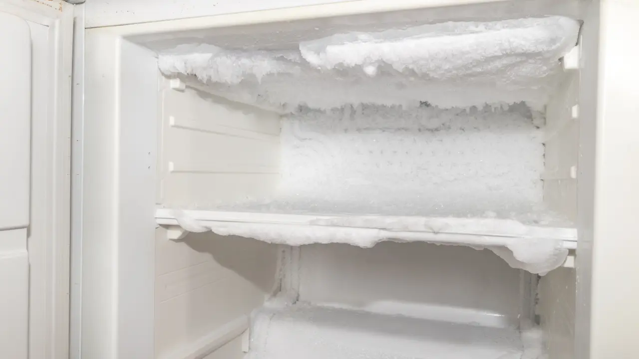 Attenzione: il metodo rapido per sbrinare il freezer senza rischiare danni agli alimenti Attenzione: il metodo rapido per sbrinare il freezer senza rischiare danni agli alimenti