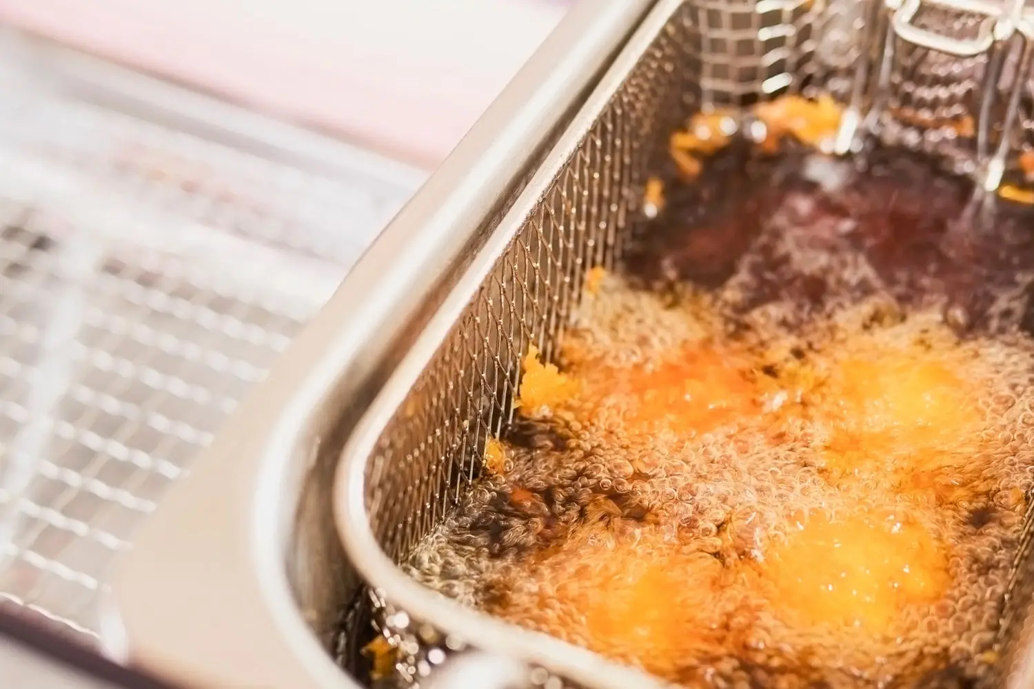 Cospargi questo ingrediente nel cestino: addio ai cattivi odori in cucina in un solo gesto Cospargi questo ingrediente nel cestino: addio ai cattivi odori in cucina in un solo gesto
