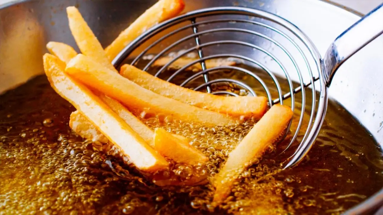 Cospargi questo ingrediente nel cestino: addio ai cattivi odori in cucina in un solo gesto Cospargi questo ingrediente nel cestino: addio ai cattivi odori in cucina in un solo gesto
