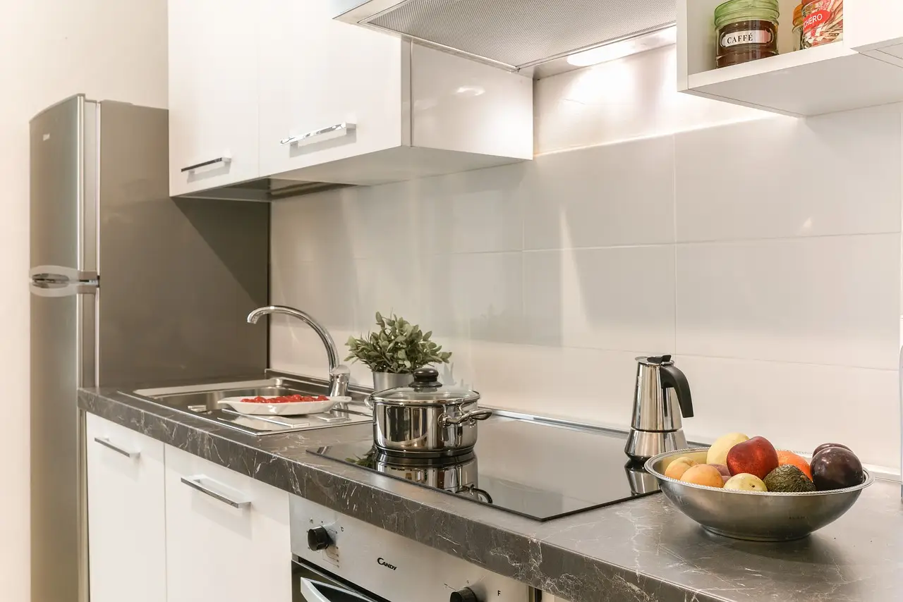 Cospargi questo ingrediente nel cestino: addio ai cattivi odori in cucina in un solo gesto Cospargi questo ingrediente nel cestino: addio ai cattivi odori in cucina in un solo gesto