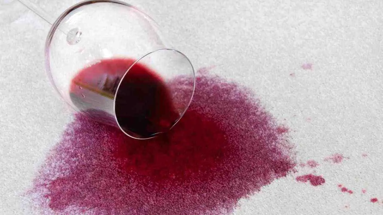 Come rimuovere velocemente le macchie di vino dai tessuti con sale grosso e acqua fredda
