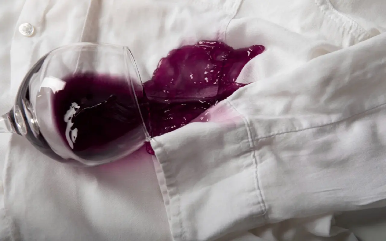 Come rimuovere velocemente le macchie di vino dai tessuti con sale grosso e acqua fredda Come rimuovere velocemente le macchie di vino dai tessuti con sale grosso e acqua fredda