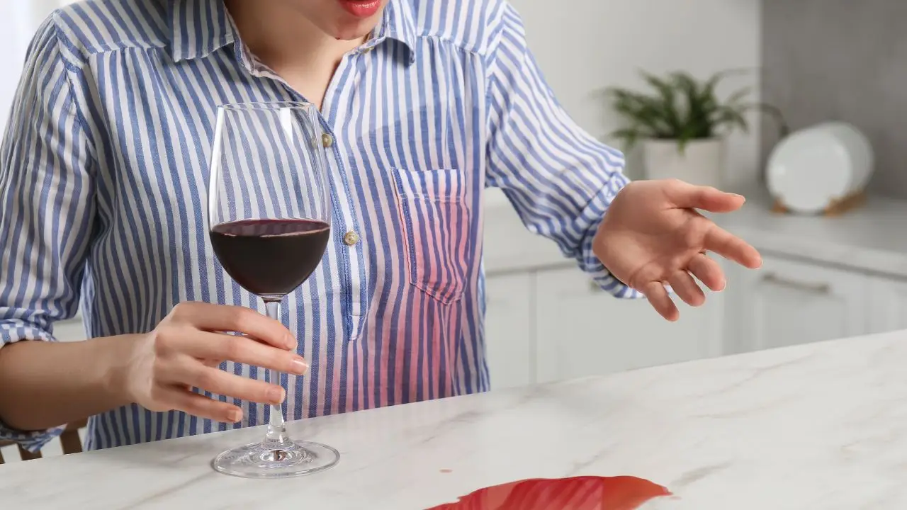 Come rimuovere velocemente le macchie di vino dai tessuti con sale grosso e acqua fredda Come rimuovere velocemente le macchie di vino dai tessuti con sale grosso e acqua fredda