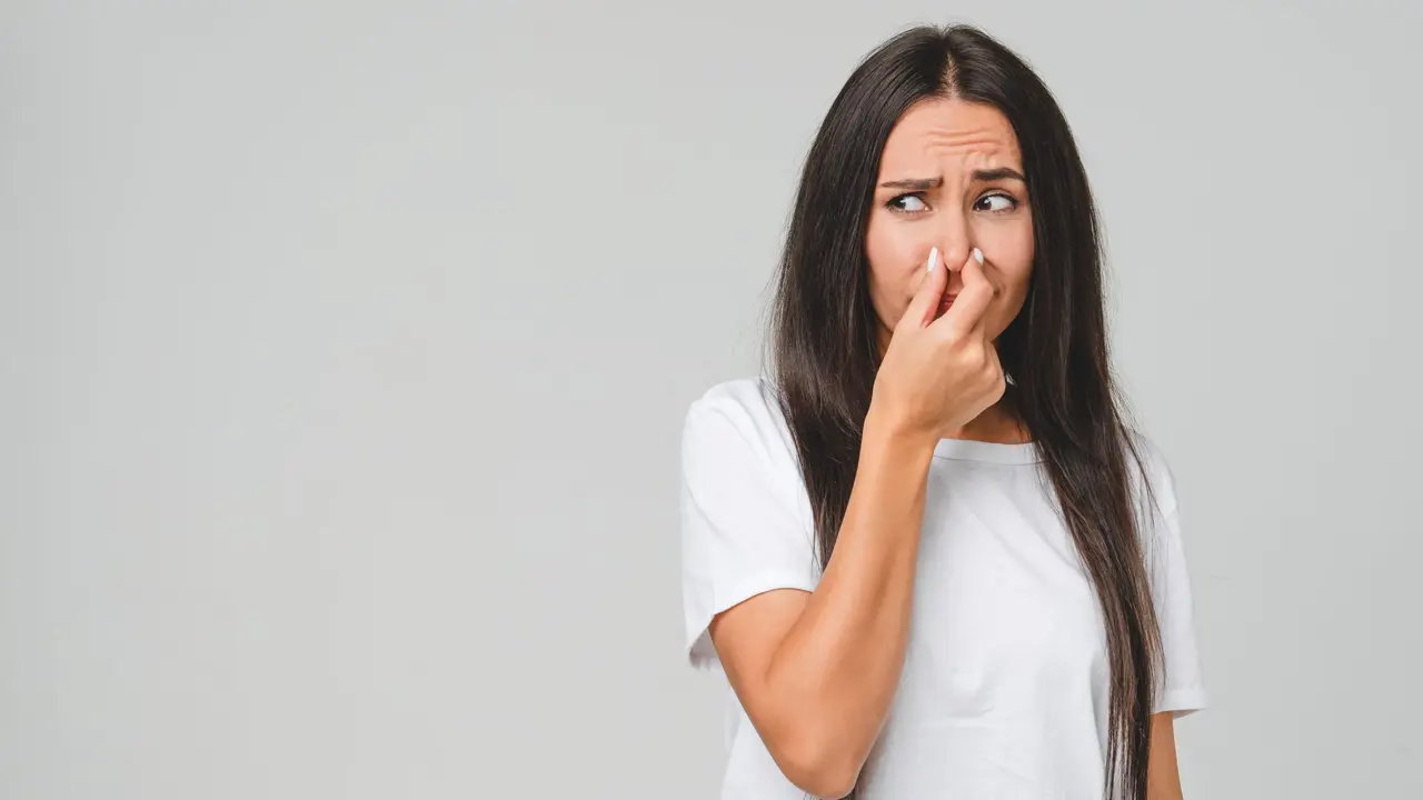 Rendi l’ambiente sicuro dai cattivi odori del frigorifero usando il bicarbonato di sodio