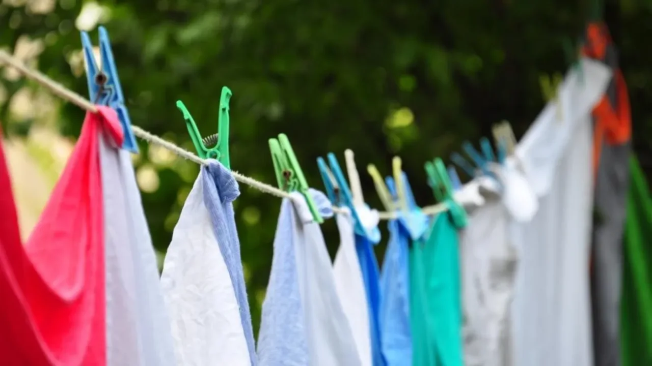 Stendi i panni perfetti anche col maltempo: la tecnica rapida per evitare gli aloni Stendi i panni perfetti anche col maltempo: la tecnica rapida per evitare gli aloni