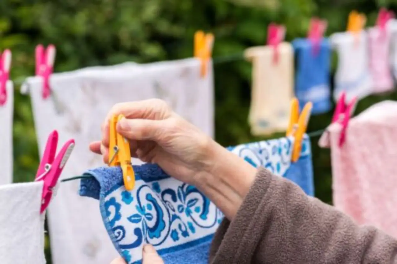 Stendi i panni perfetti anche col maltempo: la tecnica rapida per evitare gli aloni Stendi i panni perfetti anche col maltempo: la tecnica rapida per evitare gli aloni