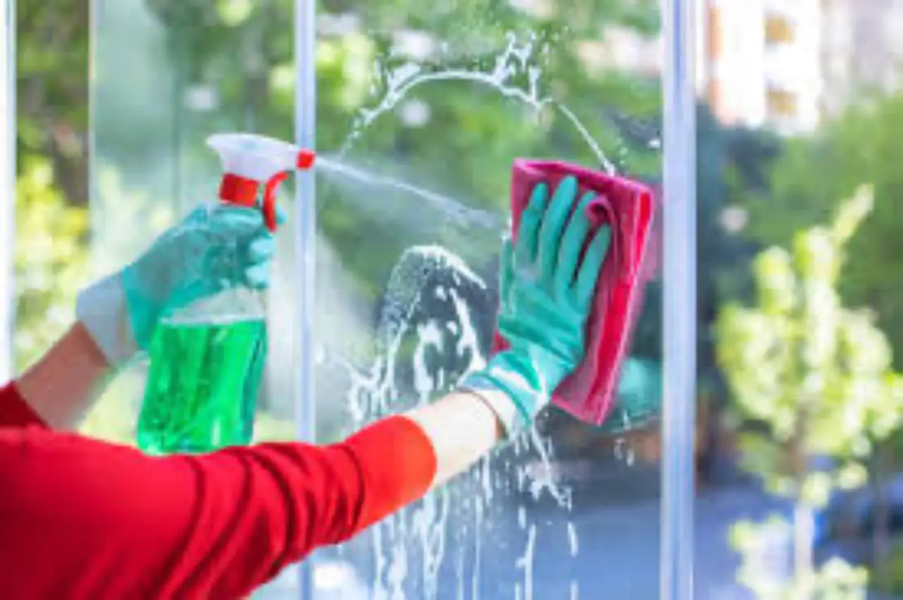 Vuoi vetri scintillanti senza deterrenti dannosi? Scopri la soluzione a base di aceto