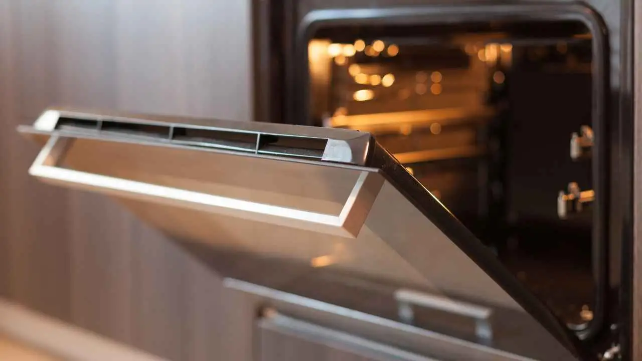 Metodo facile per pulire il forno senza usare detergenti aggressivi: prova ora