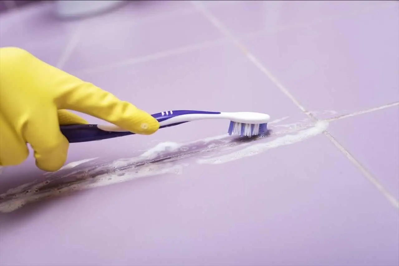 Svelato il trucco per sbiancare le fughe delle piastrelle senza rischi per la salute