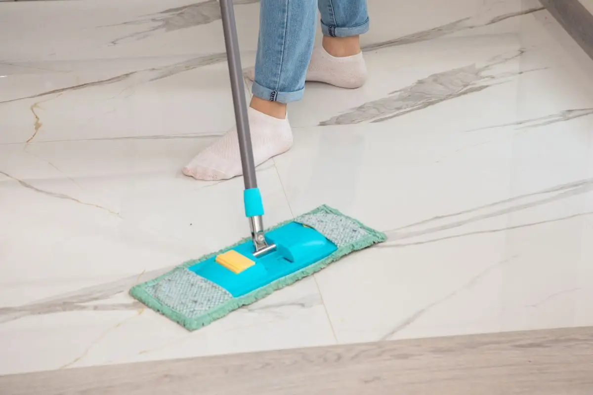 Dimentica la candeggina: igienizza i pavimenti con questa ricetta a basso impatto