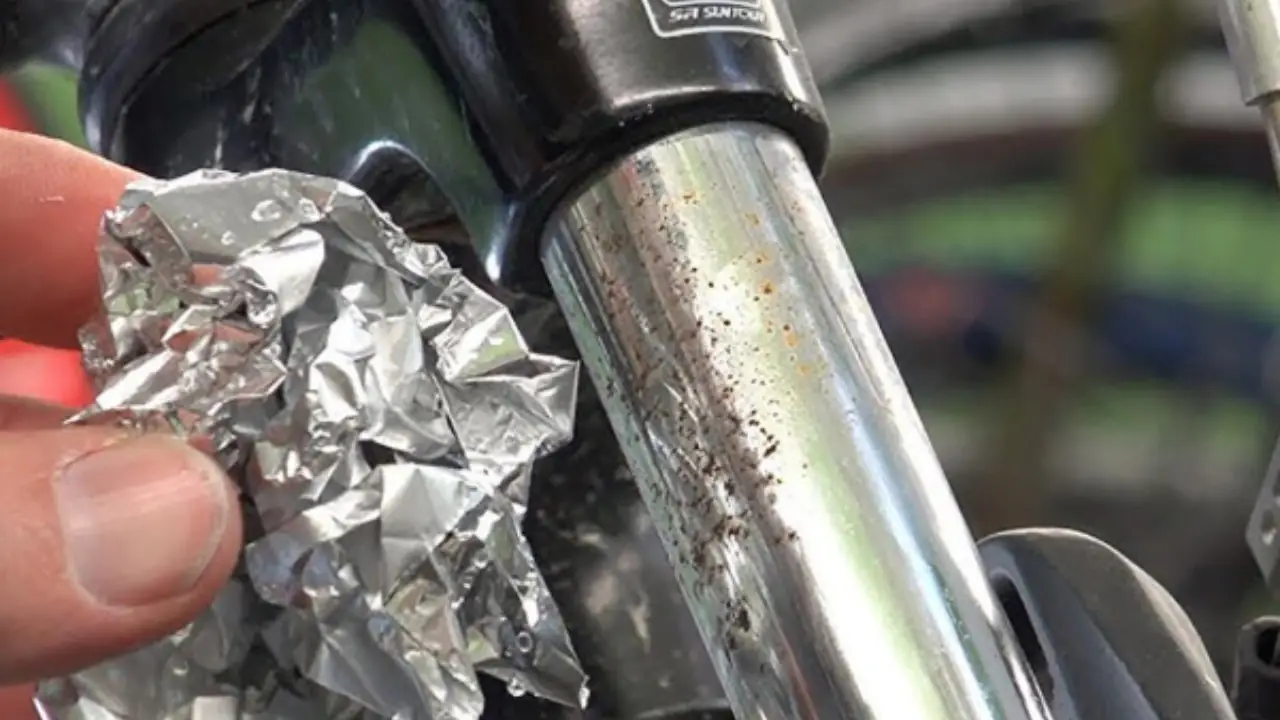 Scopri il trucco veloce per rimuovere il calcare dai rubinetti senza prodotti chimici