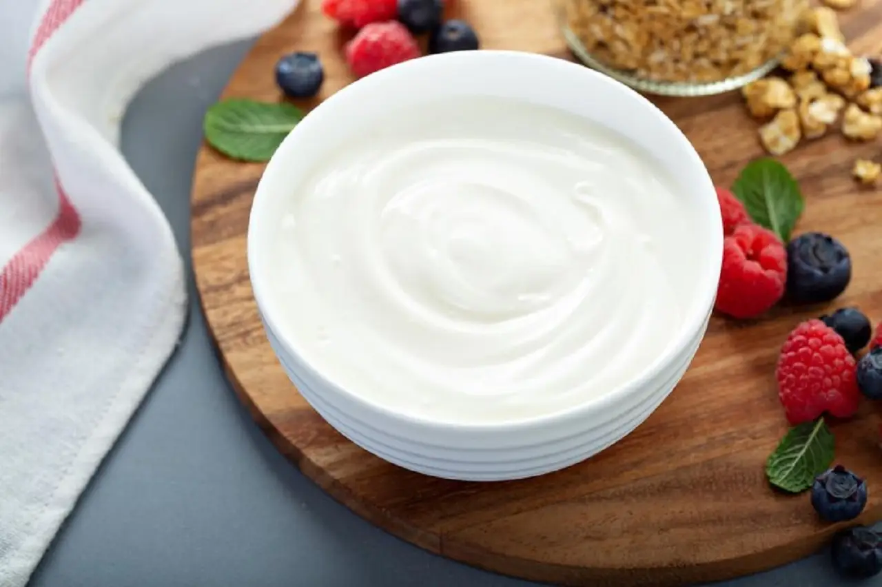Prepara un'insalata di cetrioli croccanti e yogurt ideale per restare leggeri e sazi