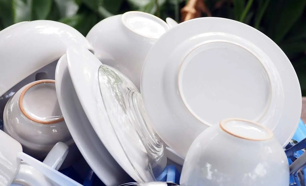 Otterrai piatti puliti e senza aloni: usa l'aceto bianco nel lavaggio a mano tradizionale