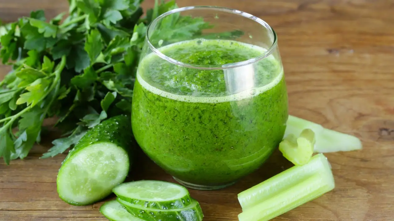 Scopri come preparare uno smoothie verde che unisce depurazione e sapore fresco