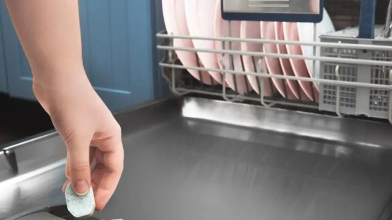 Come pulire la lavastoviglie rapidamente e prevenire calcare o odori sgradevoli