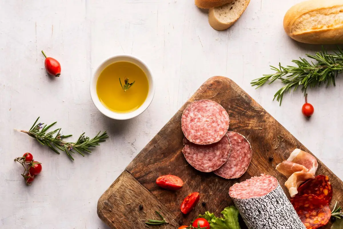 Scopri come igienizzare i taglieri in legno senza rischiare contaminazioni alimentari