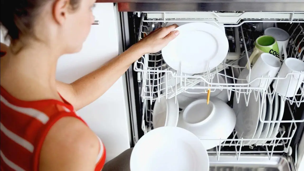 Vuoi stoviglie brillanti senza lasciar tracce nocive? Segui questa pratica alternativa