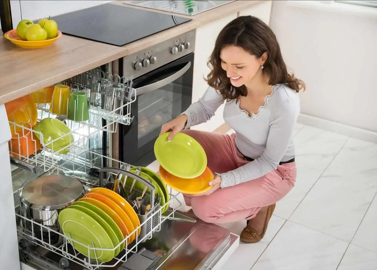 Come ottenere stoviglie brillanti evitando detersivi con microplastiche