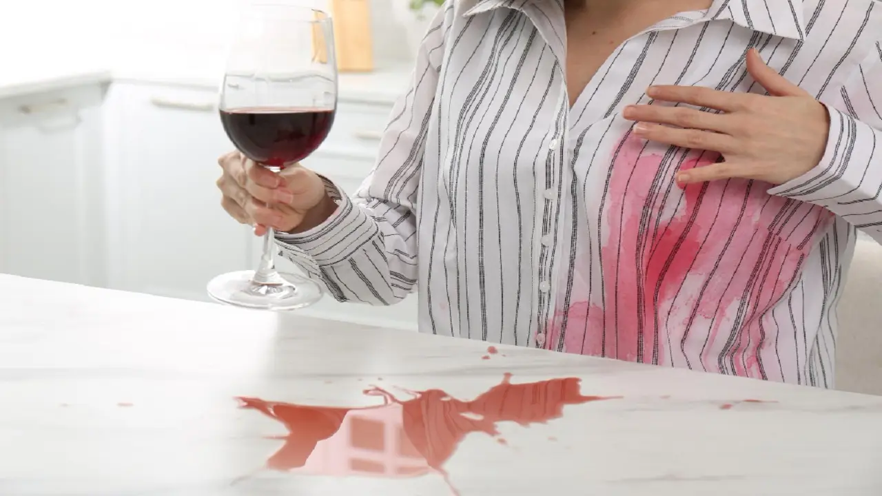 Hai mai provato questi rimedi per togliere le macchie di vino dai tessuti preziosi?