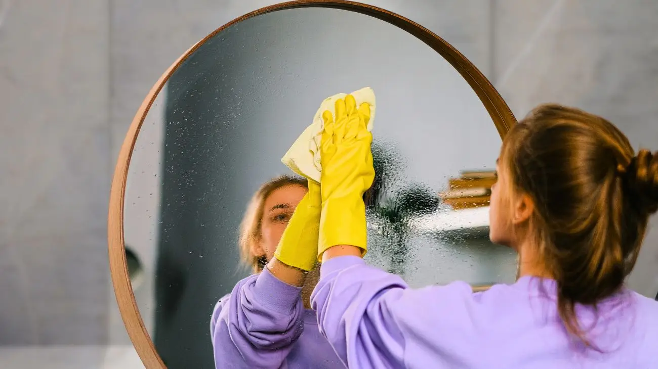 Vuoi sapere come conservare la brillantezza dei tuoi specchi senza prodotti aggressivi?