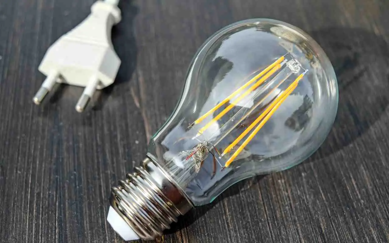 Lampadine sempre sporche? Il trucco rapido per rimuovere la polvere in un attimo