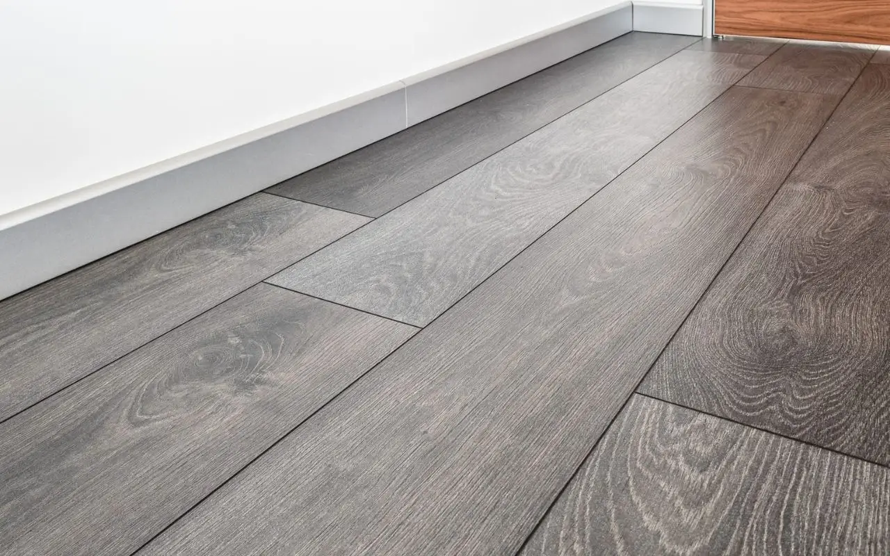 Come togliere la polvere dai battiscopa: il metodo facile e veloce