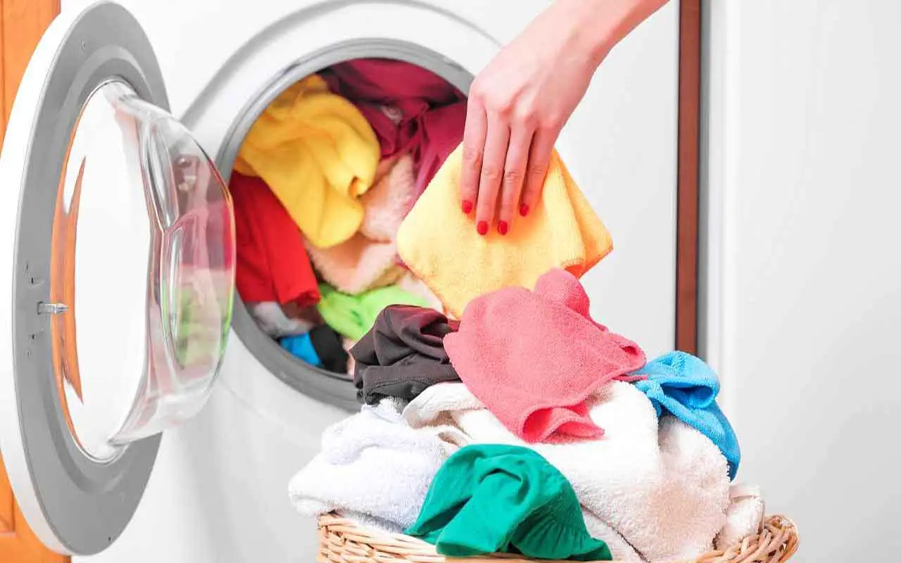 Consigli pratici per asciugare il bucato all’aperto: come sfruttare sole e aria in modo efficace