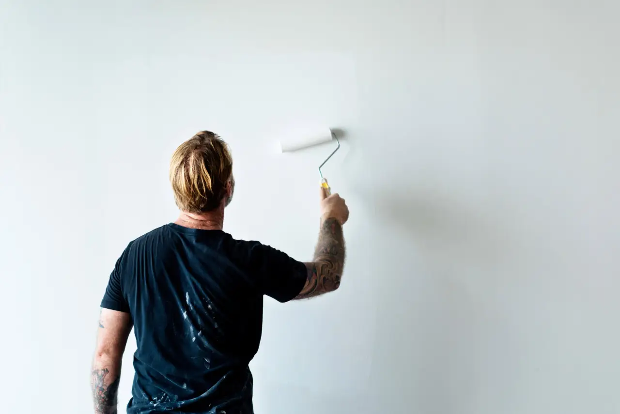 Quanto guadagna in media un imbianchino all’ora? Ecco cosa sapere sui costi della tinteggiatura e come risparmiare