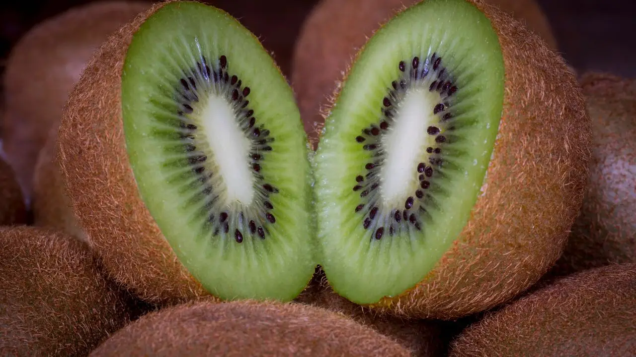 Colesterolo LDL: il frutto che aiuta ad abbassarlo naturalmente Colesterolo LDL: il frutto che aiuta ad abbassarlo naturalmente