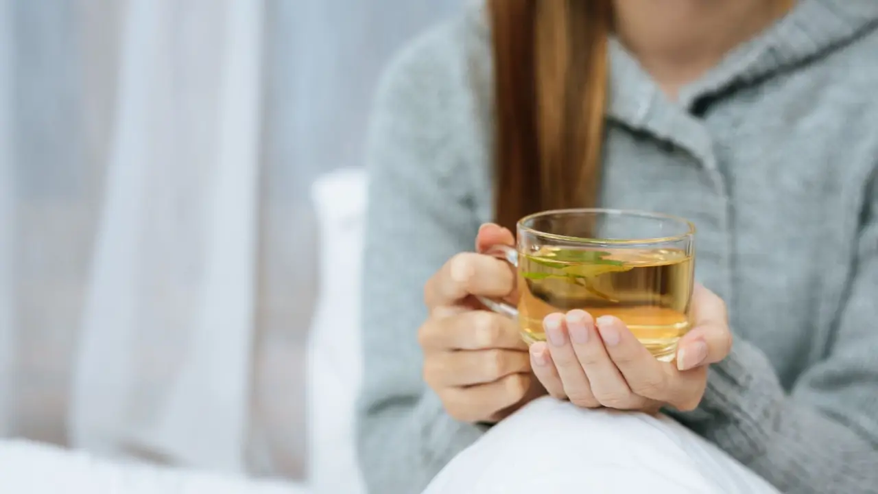 Dormire male con il caldo? L’infuso serale che rilassa il corpo in modo naturale Dormire male con il caldo? L’infuso serale che rilassa il corpo in modo naturale