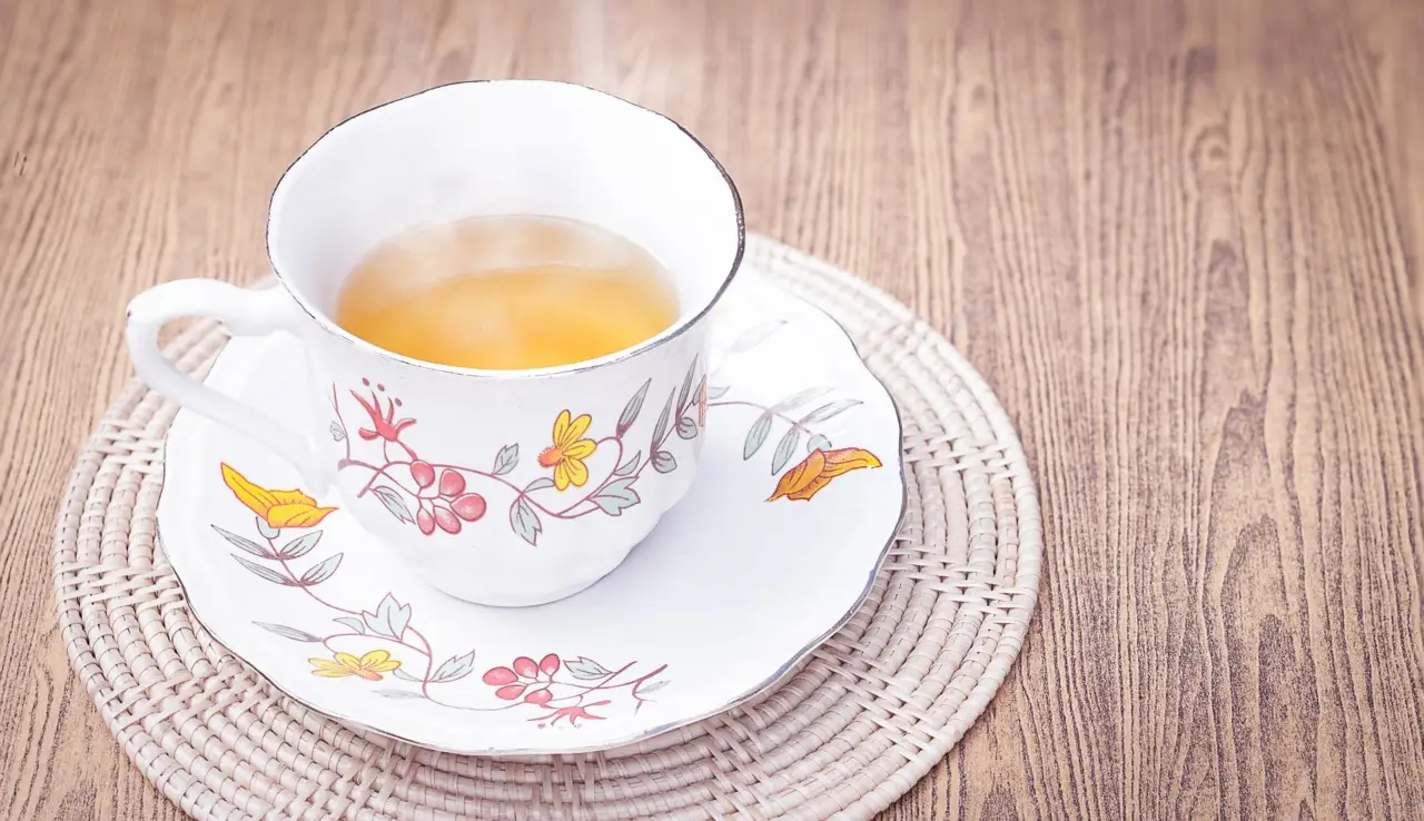 Dormire male con il caldo? L’infuso serale che rilassa il corpo in modo naturale Dormire male con il caldo? L’infuso serale che rilassa il corpo in modo naturale