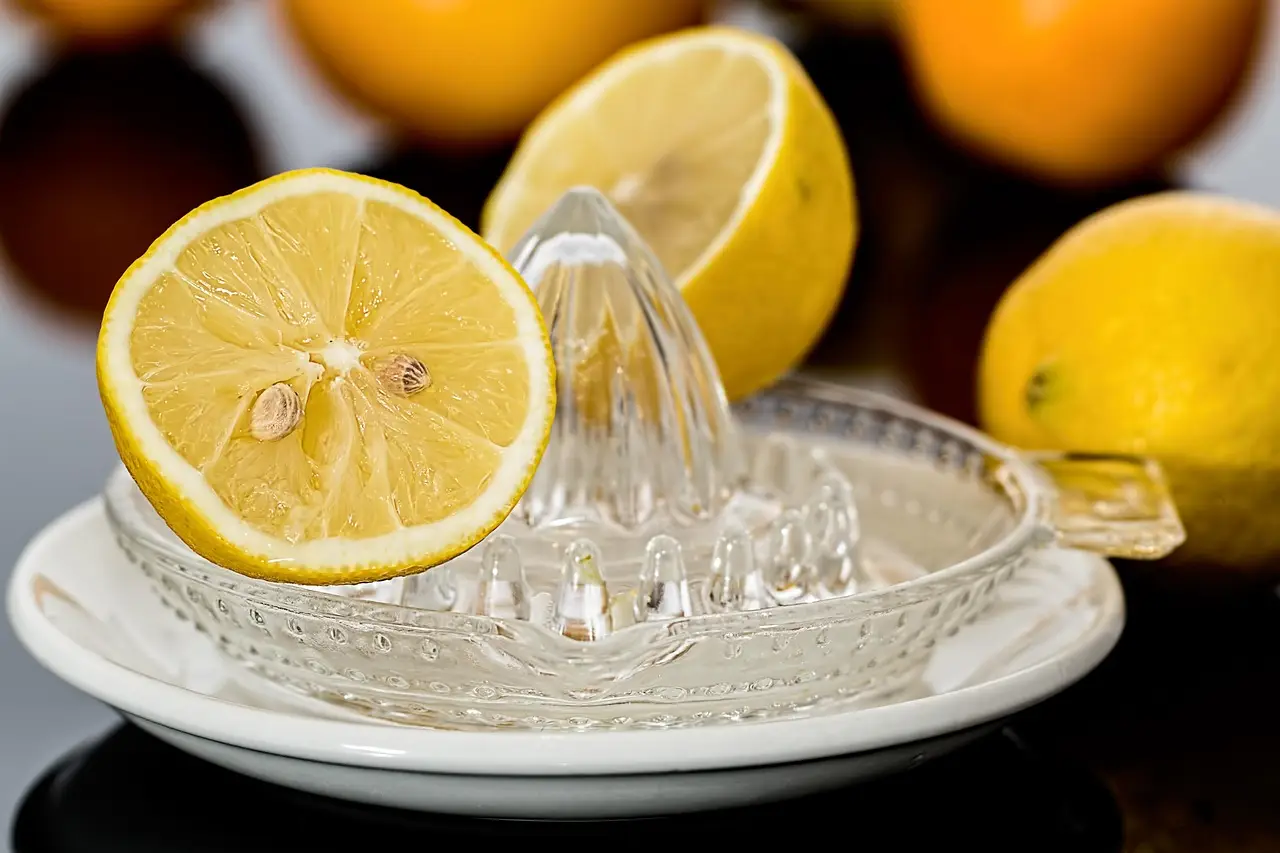 Come profumare il frigorifero con limone e chiodi di garofano Come profumare il frigorifero con limone e chiodi di garofano