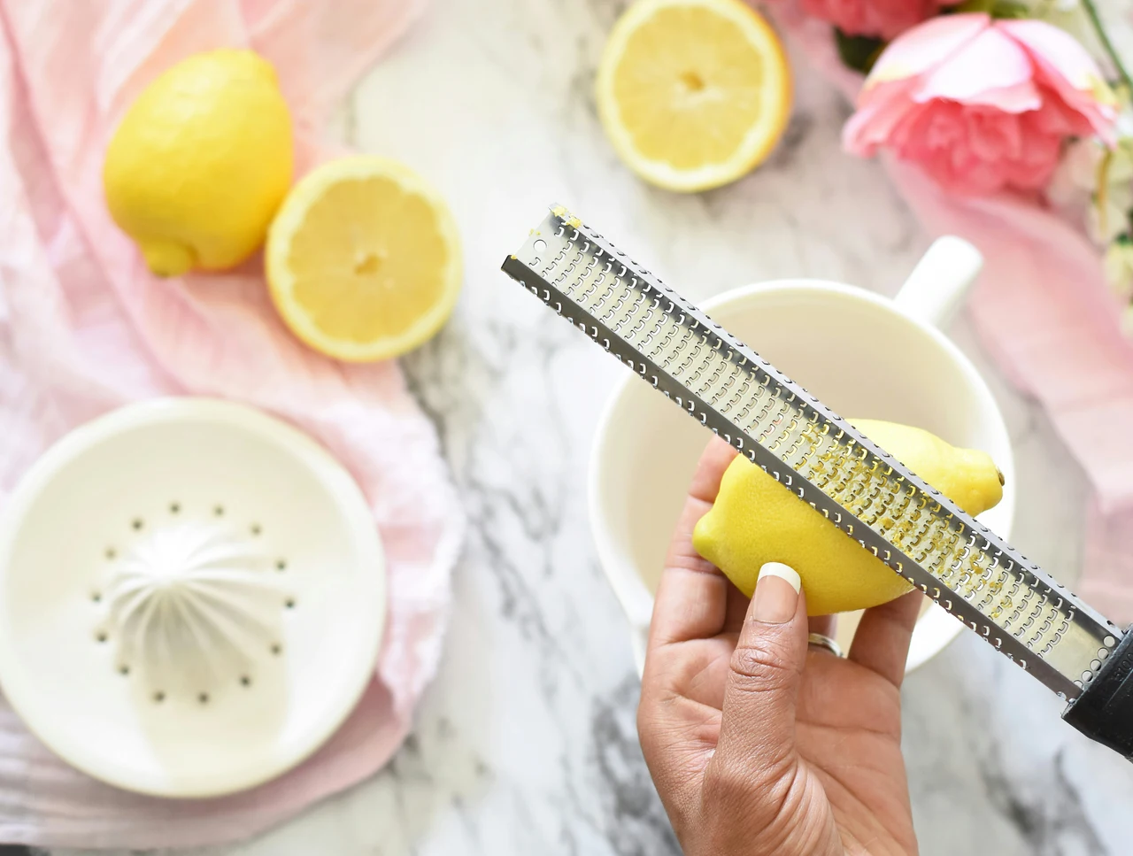 Come profumare il frigorifero con limone e chiodi di garofano Come profumare il frigorifero con limone e chiodi di garofano