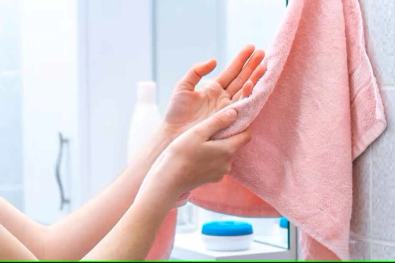 Il trucco dell’asciugamano umido per rinfrescare la casa senza condizionatore Il trucco dell’asciugamano umido per rinfrescare la casa senza condizionatore