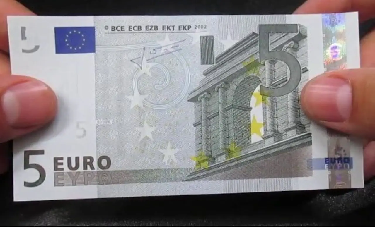 Banconota da 5 euro con errore di stampa: può valere fino a 4.000 euro Banconota da 5 euro con errore di stampa: può valere fino a 4.000 euro