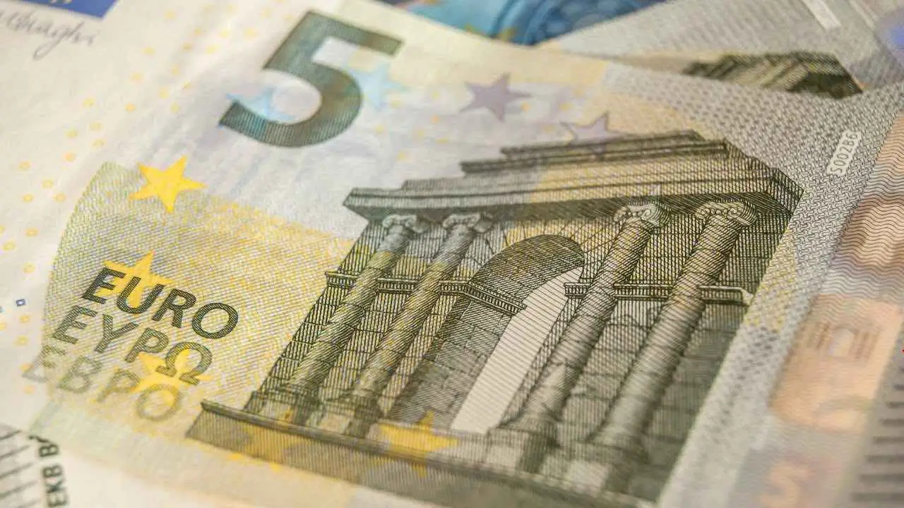 Banconota da 5 euro con errore di stampa: può valere fino a 4.000 euro Banconota da 5 euro con errore di stampa: può valere fino a 4.000 euro